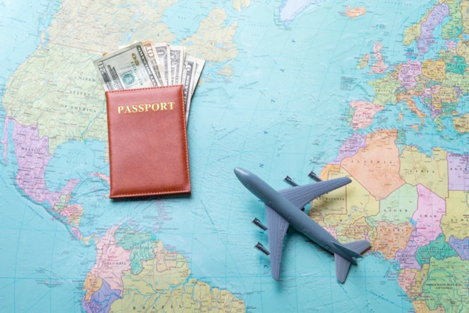 carte du monde avec un avion et un passeport 