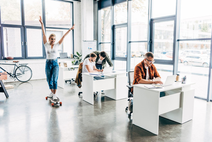 personnes dans un open space 
