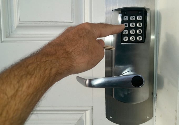 Accès à un espace de coworking par code ou par QR code sur un clavier de porte