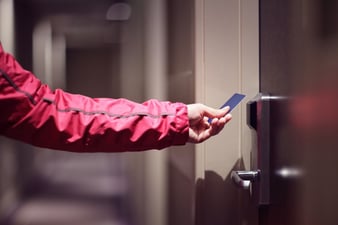 opening-hotel-door-with-keyless-entry-card-PW8HT5V