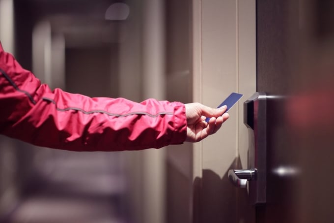 Ouverture d'une porte d'espace de coworking avec un badge d'accès sans contact